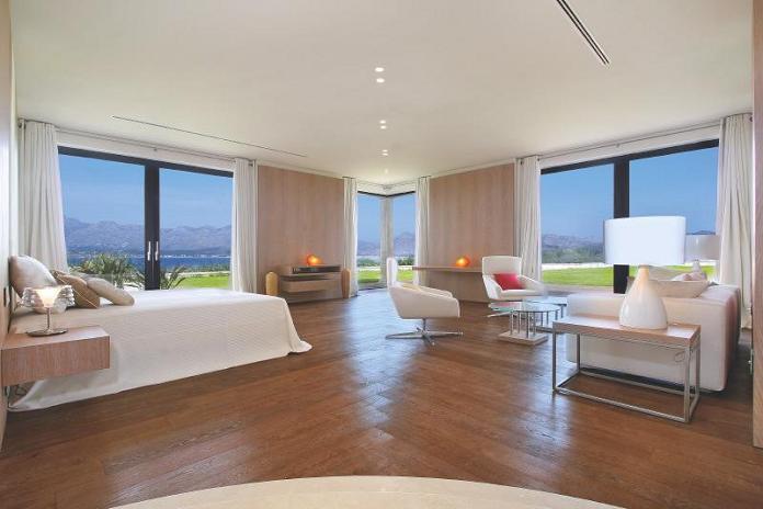 guest-bedroom-with-panoramic-views