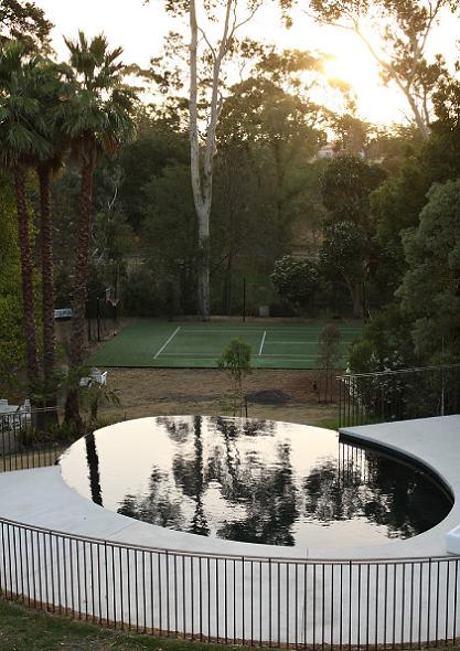 yarra house melbourne infinity pool tennis court The Yarra House: Interior Design Inspiration