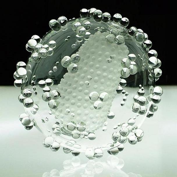 hiv-made-of-glass-luke-jerram