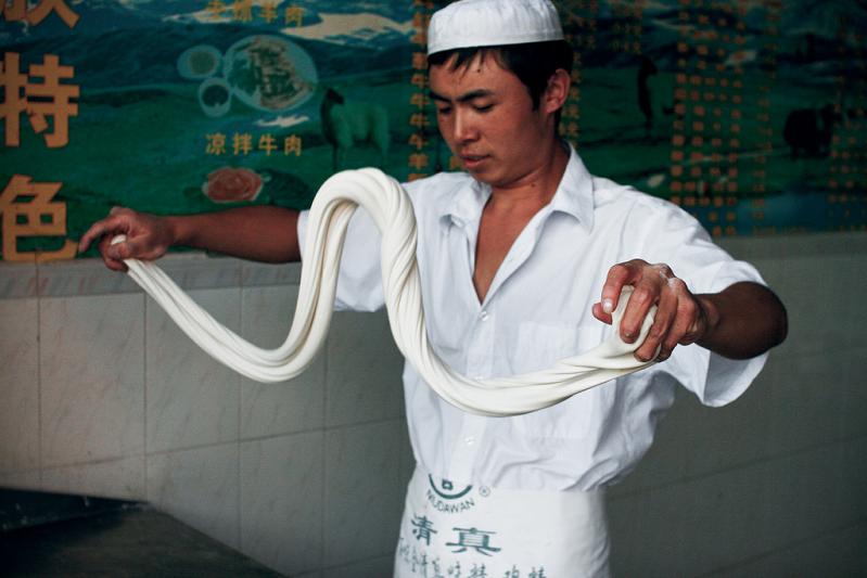 la mian chinese noodle making hand made La Mian   The Ancient Art of Chinese Noodle Making