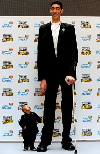 worlds tallest man meets the shortest person in the world Picture of the Day   January 14, 2010