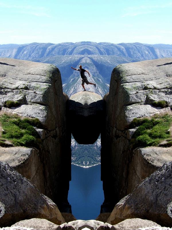kjeragbolten-big-boulder-stone-rock-between-two-cliffs-norway