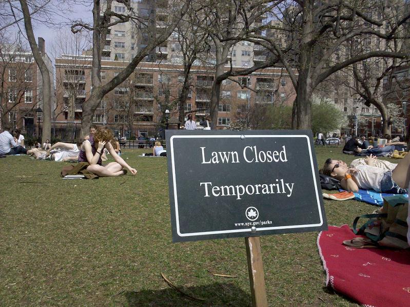 new yorkers sitting in park stay off grass sign Picture of the Day   April 10, 2010