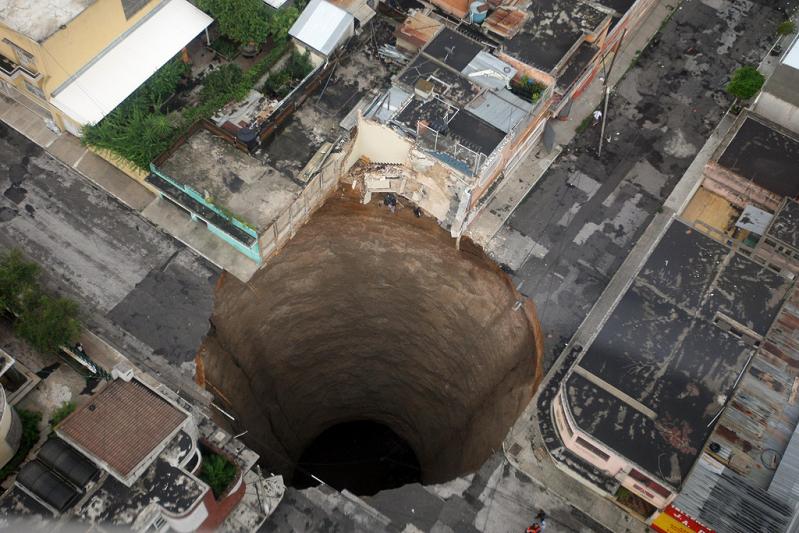 giant massive sinkhole in guatemala Picture of the Day   Hole y Crap!