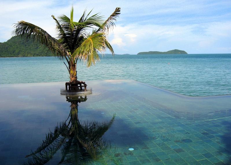 amazing infinity pool by the sea 25 Stunning Infinity Pools Around the World