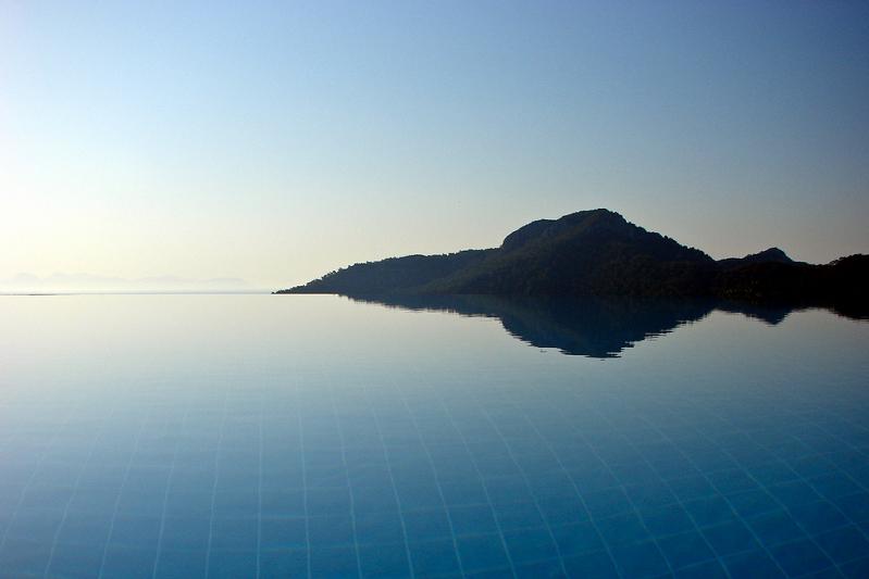 brilliant reflection infinity pool 25 Stunning Infinity Pools Around the World