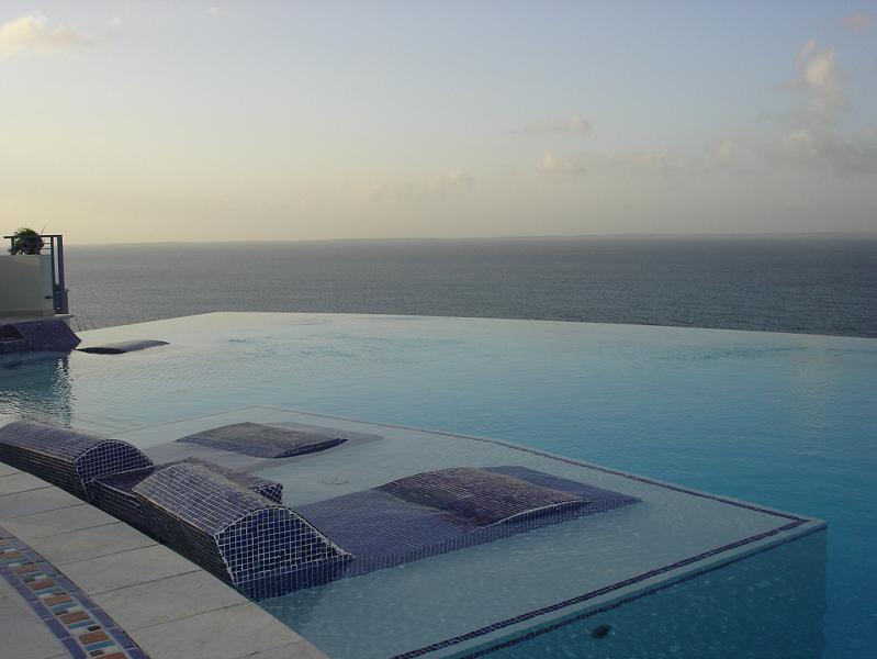 infinity pool at mes amis 25 Stunning Infinity Pools Around the World