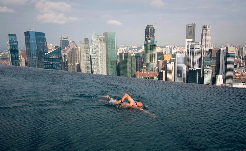 infinity pool at top of marina bay sands hotel singapore Picture of the Day   July 13, 2010