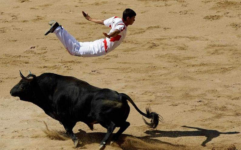 recortador jumping over bull Picture of the Day   July 26, 2010