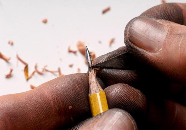 carving a lead pencil tip The Most Incredible Miniature Pencil Art [20 pics]