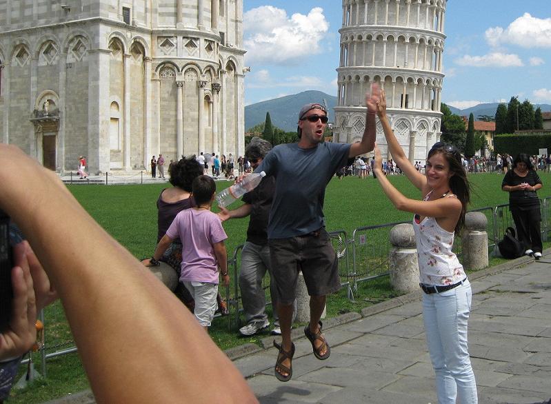 leaning tower of pisa high five photobomb The Friday Shirk Report   August 20, 2010 | Volume 71