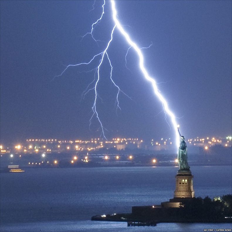 lightning bolt strikes the statue of liberty Picture of the Day   October 13, 2010