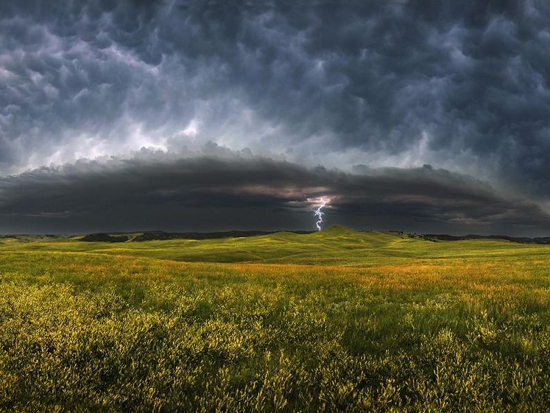 storm clouds south dakota 23945 990x742 Natures Fury: 30 Chilling Photos of Natural Hazards