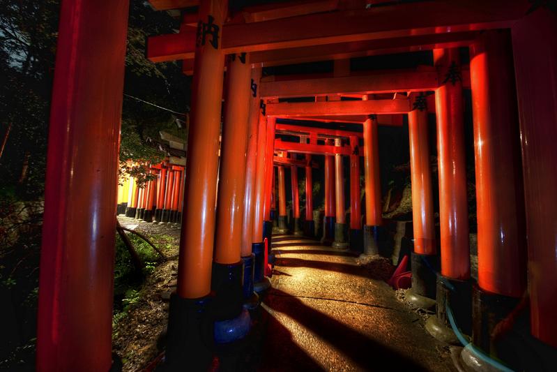 1000 red gates kyoto japan fushimi inari