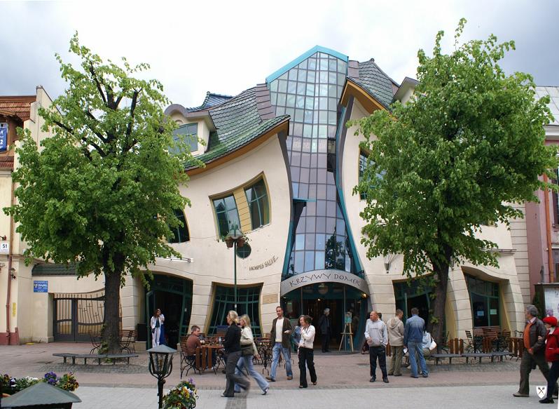 krzywy domek distorted building in poland Picture of the Day: The Crooked House in Poland | Dec. 18, 2010