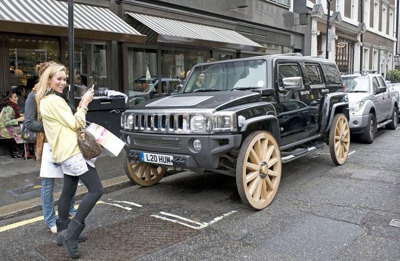 hummer h3 with wooden wheels Picture of the Day: This Hummer Has Wooden Wheels!