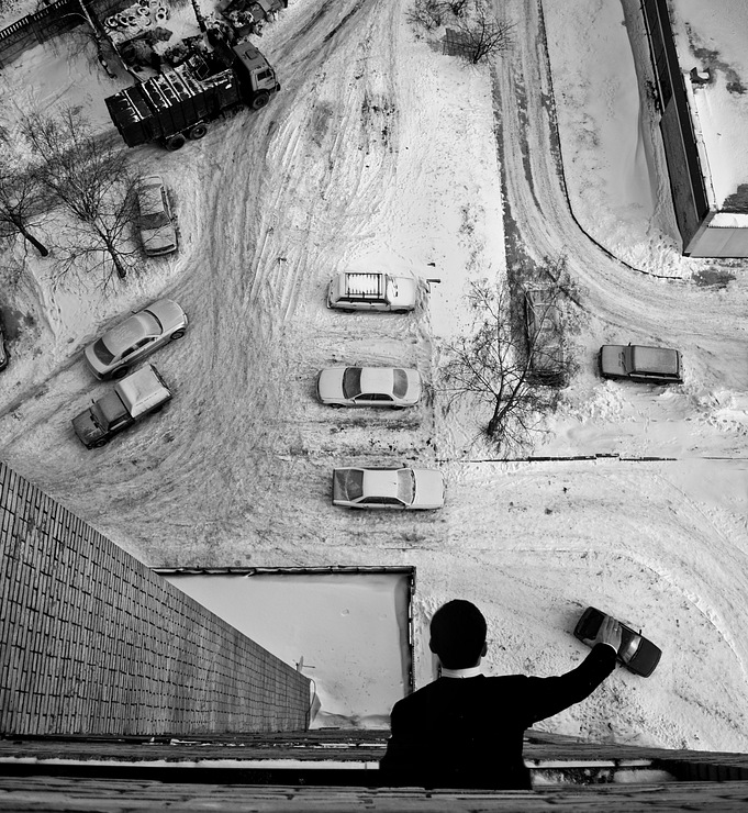 leaning out window moving cars below Picture of the Day: Forced Perspective