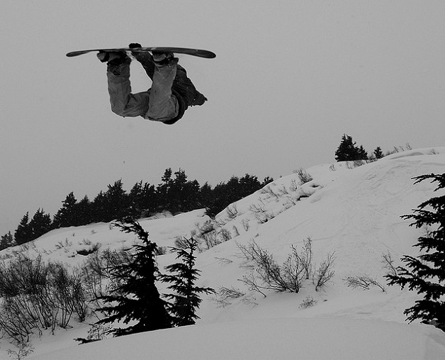 method grab snowboard The 5 Essential Snowboard Grabs [20 Pics]