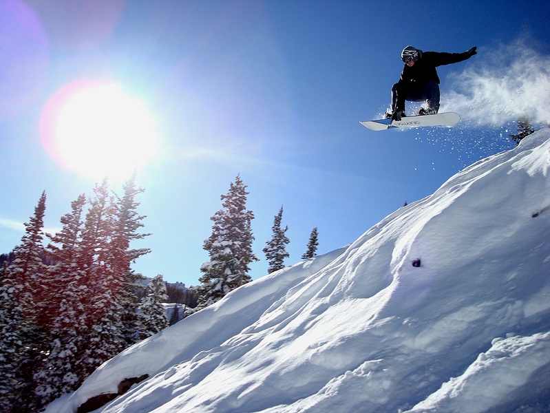 mute air The 5 Essential Snowboard Grabs [20 Pics]