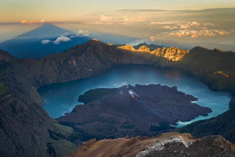 rinjani mountain volcano Picture of the Day: Rising Shadow
