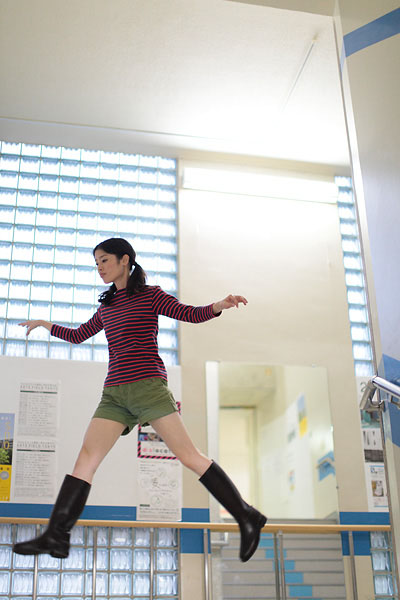 japanese girl levitates natsumi hayashi 1 Natsumi Hayashi: A Life of Levitation [25 pics]