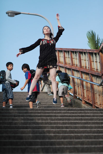 japanese girl levitates natsumi hayashi 12 Natsumi Hayashi: A Life of Levitation [25 pics]
