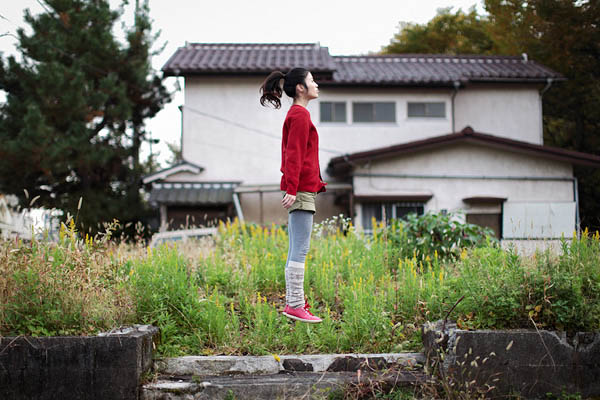 japanese girl levitates natsumi hayashi 4 Natsumi Hayashi: A Life of Levitation [25 pics]