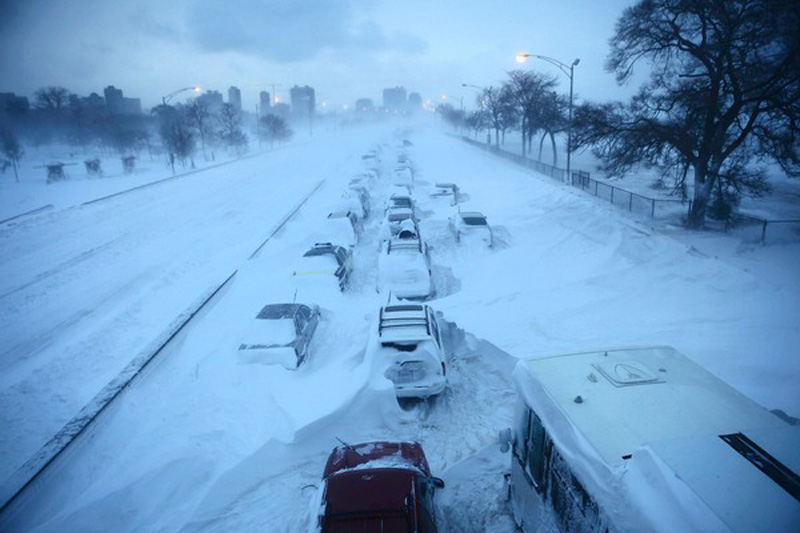 snowstorm chicago cars abandoned on lake shore drive The Top 50 Pictures of the Day for 2011