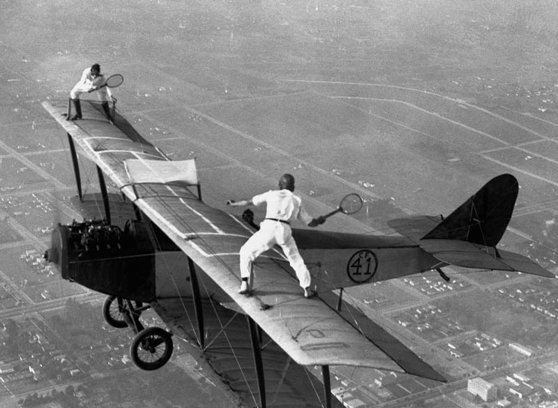 playing tennis on wings of plane vintage daredevils black and white Picture of the Day: Vintage Daredevils