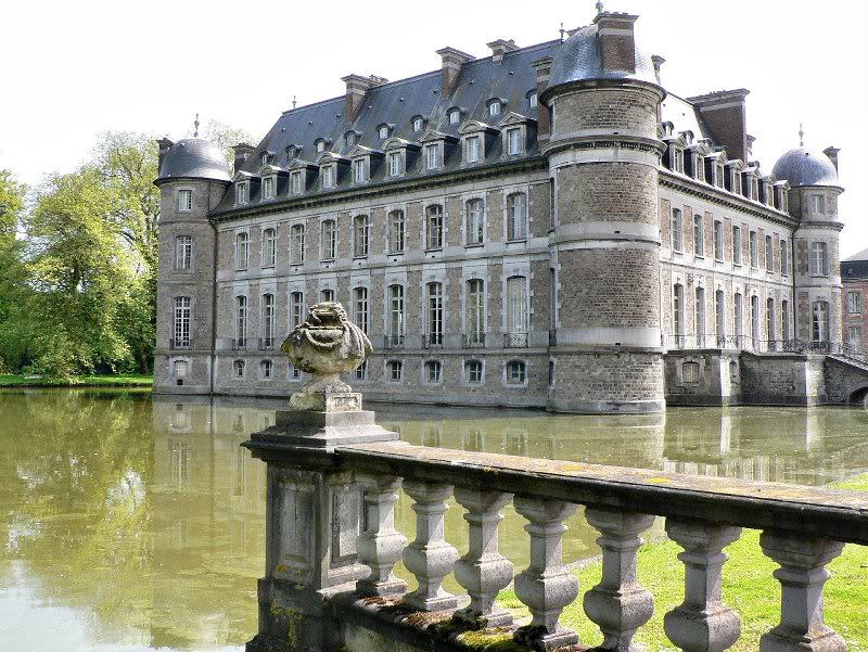 beloeil castle belgium moat 20 Impressive Moats Around the World