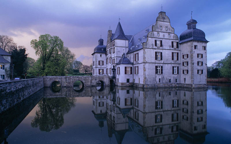 bodelschwingh castle dortmund germany moat surrounded by water 20 Impressive Moats Around the World