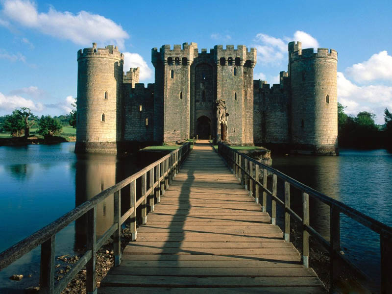 bodiam castle moat 20 Impressive Moats Around the World