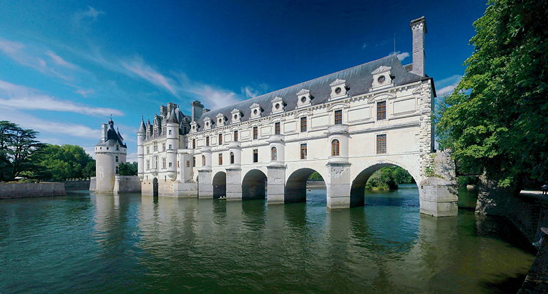 chateau de chenonceau france 20 Impressive Moats Around the World