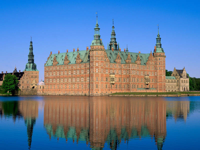 frederiksborg castle hillerod denmark moat surrounded by water 20 Impressive Moats Around the World
