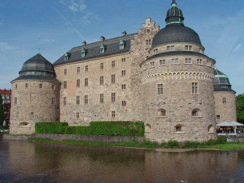 oerebro castle sweden moat surrounded by water 20 Impressive Moats Around the World