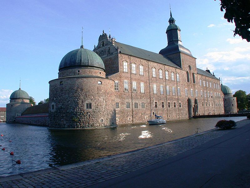 vadstena castle sweden 20 Impressive Moats Around the World