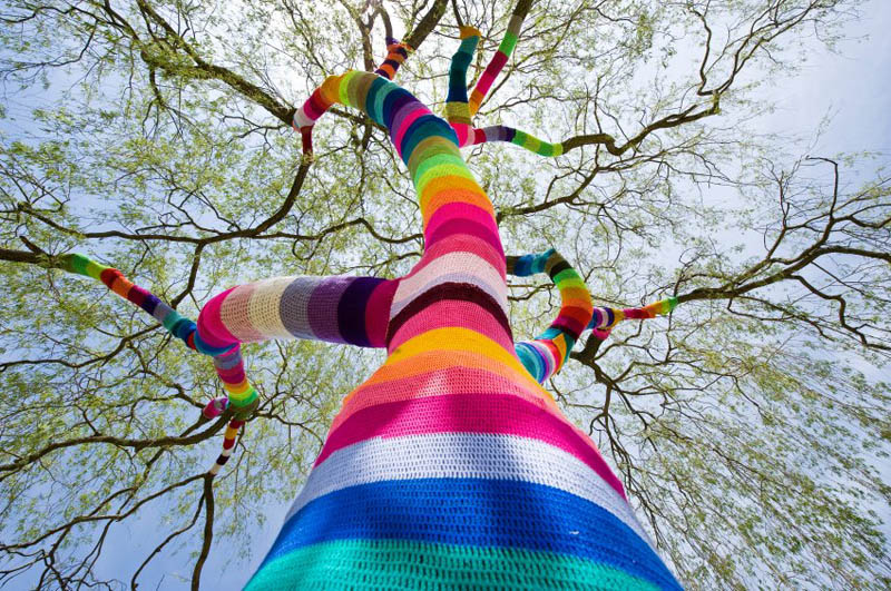 yarn bombing tree guerilla knitting yarnstorming graffiti knitting The Top 50 Pictures of the Day for 2011
