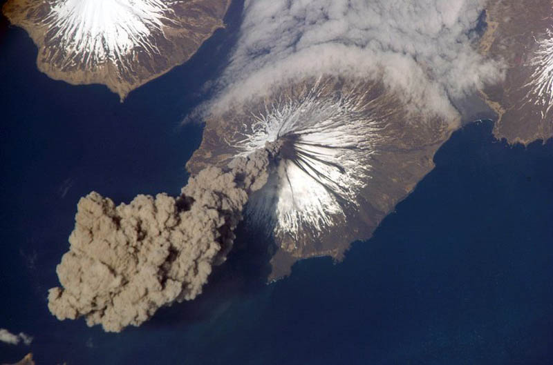 ash plume from cleveland volcano 30 Incredible Photos of Volcanic Eruptions