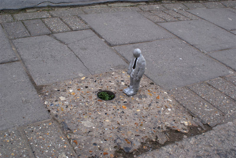 cement miniature sculptures artist isaac cordal 2 Cleverly Placed Miniature Cement Sculptures by Isaac Cordal