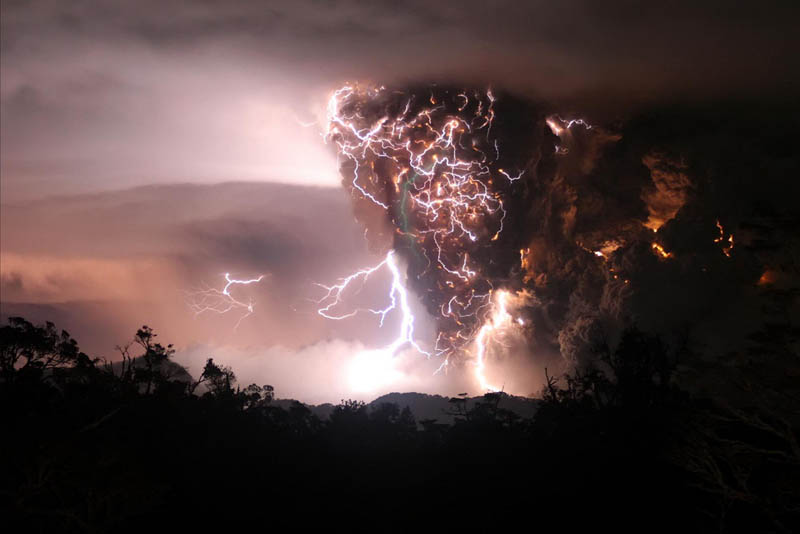 chaiten volcanic storms eruption lightning 30 Incredible Photos of Volcanic Eruptions