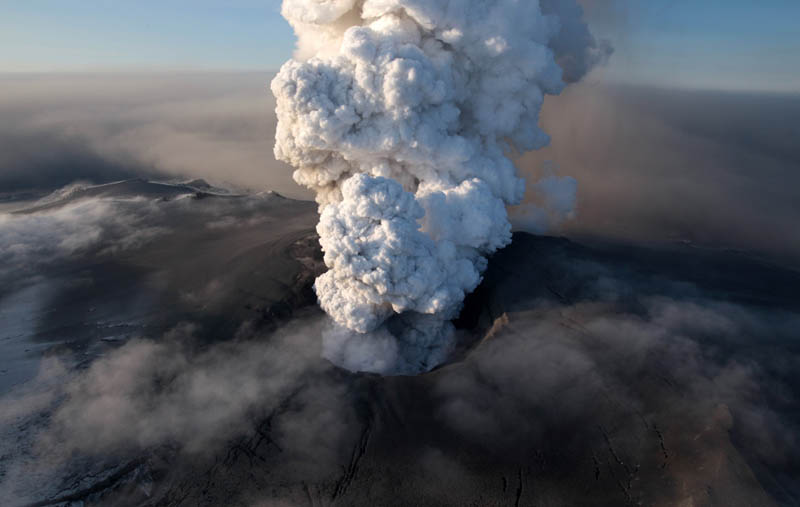 eyjafjallajokul iceland volcano eruption smoke plume 2010 30 Incredible Photos of Volcanic Eruptions