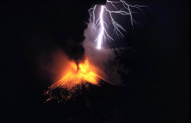 indonesia lombok mount rinjani volcanic eruption 30 Incredible Photos of Volcanic Eruptions