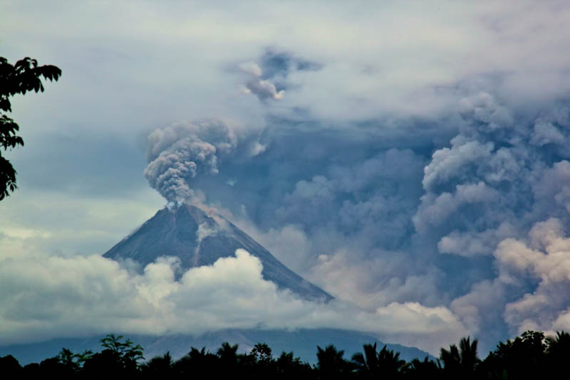 mount merapi volcanic eruption 2010 30 Incredible Photos of Volcanic Eruptions