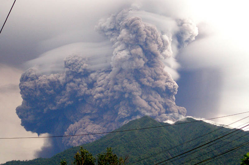mount soputan voalcno eruption plume cloud smoke 2008 30 Incredible Photos of Volcanic Eruptions