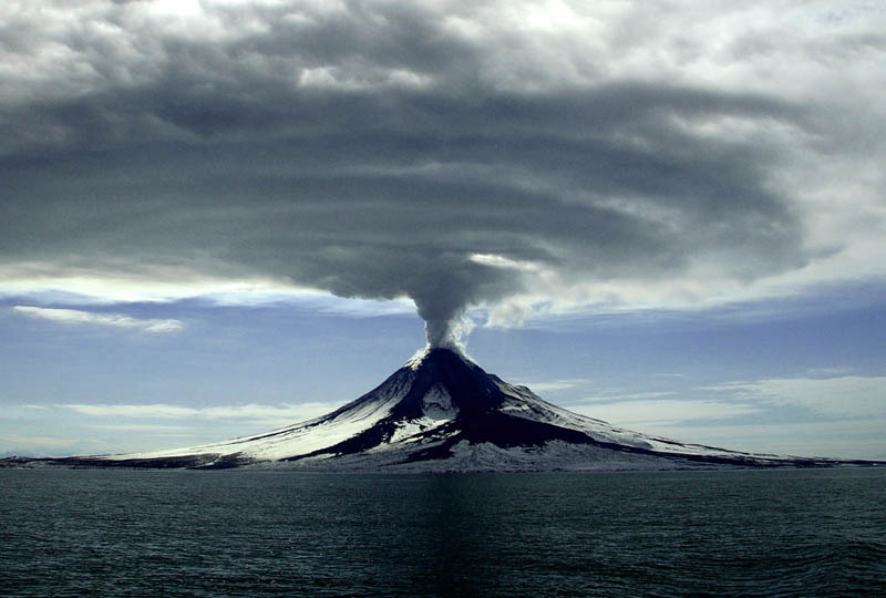 mt augustine alaska 2006 volcanic eruption 30 Incredible Photos of Volcanic Eruptions