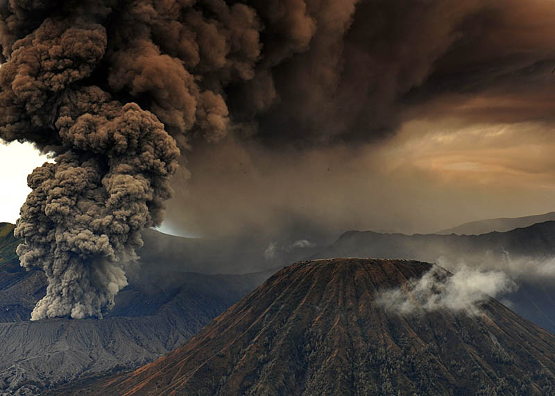 mt bromo eruption and mt batok east java indonesia 30 Incredible Photos of Volcanic Eruptions