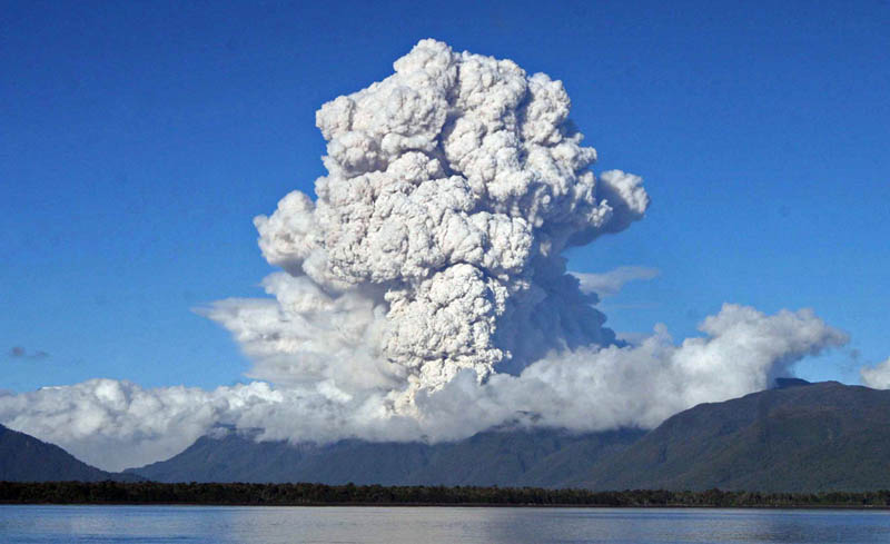 plume of ashes cloud chaiten volcano eruption 2008 30 Incredible Photos of Volcanic Eruptions