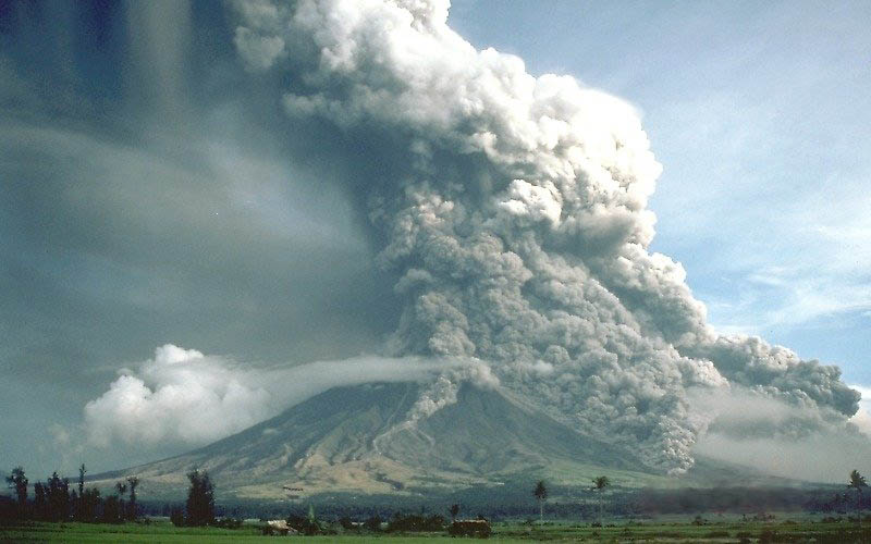 pyroclastic flows at mayon volcano philippines 1984 30 Incredible Photos of Volcanic Eruptions
