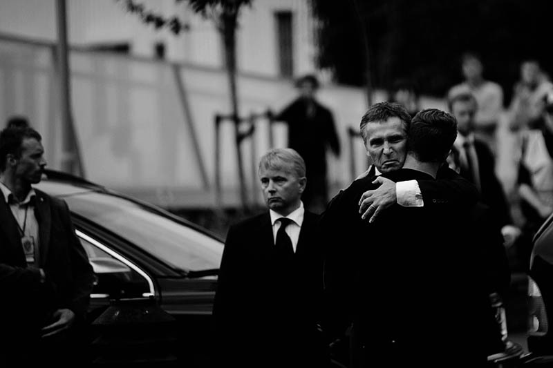 prime minister jens stoltenberg gives auf leader eskil pedersen hug norway massacre workers youth league Picture of the Day: A Nation Mourns