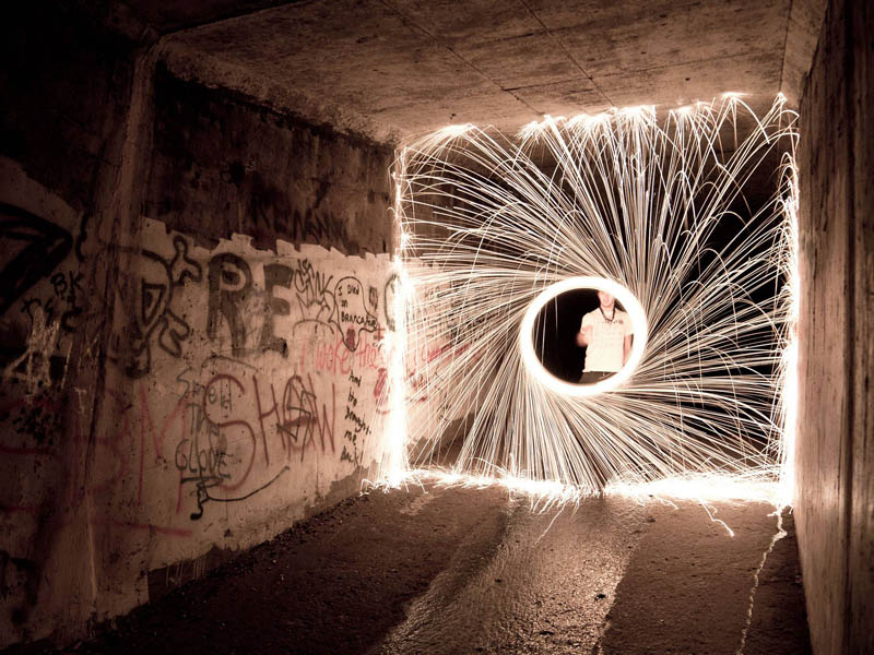 firewire steel wool on fire in tunnel Picture of the Day: Fun with Firewire (Steel Wool)